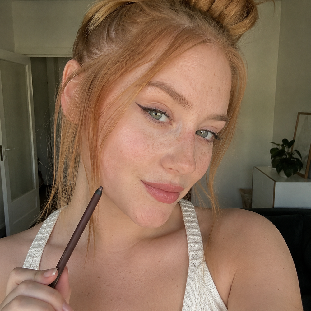 Australian Beauty community member using the Waterproof Glitter Gel Eyeliner